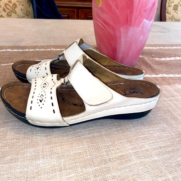 Soft Comfort White “Band Leader”
Sandal - Women sz 8 - Picture 1 of 10